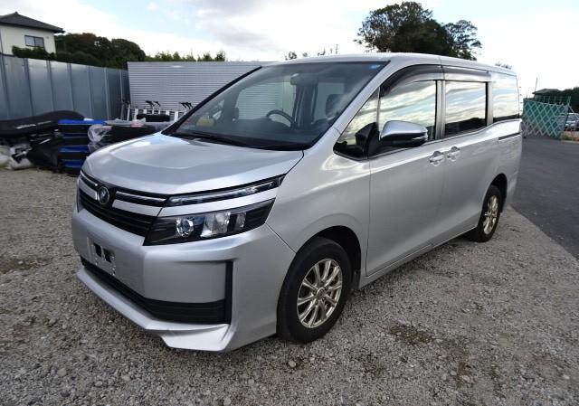 TOYOTA VOXY X - 2015